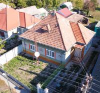 Ein Einfamilienhaus in Kráľov Brod mit einem Terrakottadach und einem gepflegten Grundstück.