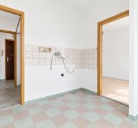 Geräumige Küche in einer 2-Zimmer-Wohnung mit Fliesen an den Wänden.