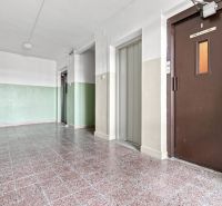 Der Flur in einem Wohnhaus in der Hanulova-Straße, Bratislava - Dúbravka, mit Aufzug und Türen.