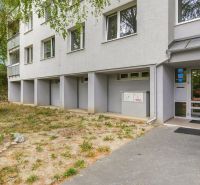 Eingang zum Wohnhaus in der Hanulova-Straße, Bratislava - Dúbravka mit teilweise Garten.
