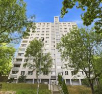 Ein Wohnhaus in der Hanulova-Straße in Dúbravka, umgeben von Grün und blauem Himmel.