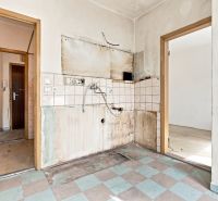 Verlassene Küche mit Fliesen und Fliesenboden in einer 2-Zimmer-Wohnung.