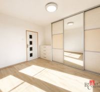 Innenraum einer 3-Zimmer-Wohnung mit Holzboden, Einbauschrank und Kommode.