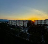 Sonnenuntergang über den Plattenbauten und der Straße in der Karpatská in Banská Bystrica.