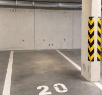 Tiefgarage mit Betonboden und Parkplatznummer 20.