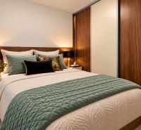 Schlafzimmer in einer 2-Zimmer-Wohnung, Kombination aus Holzboden und elegantem Möbelstück.