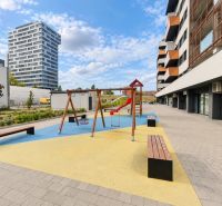Spielplatz mit Bänken auf dem Muchovo námestie in Bratislava, vor einer 2-Zimmer-Wohnung.