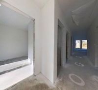 Der Flur mit weißen Wänden und Fenstern in einem Einfamilienhaus.