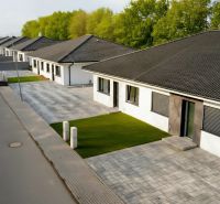 Reihenhaus in Hôrka nad Váhom mit gepflasterter Zufahrt und gepflegtem Rasen.