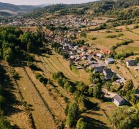 Luftaufnahme von Häusern und Wiesen in Čierny Balog, Školská Straße, umgeben von Erholungsgrundstücken.