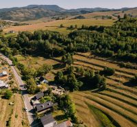 Luftaufnahme der Landschaft in den Erholungsgebieten, Schulstraße, Čierny Balog, umgeben von Grün.