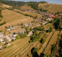 Blick von oben auf die Häuser und die Landschaft in der Školská-Straße, Čierny Balog, Erholungsgrundstücke.