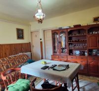 Wohnzimmer in einem Einfamilienhaus mit Holzelementen und Möbeln.
