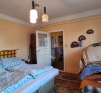 Schlafzimmer in einem Einfamilienhaus mit Doppelbett, Decken und Hängelampen.