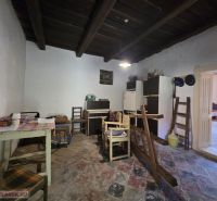 Ein Einfamilienhaus mit rustikalem Interieur, Holzbalkendecke und bunten Fliesen.