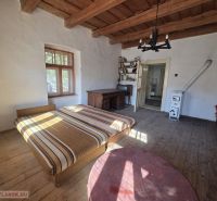 Schlafzimmer in einem Einfamilienhaus mit einem Bett und einem Boden in Holzoptik.