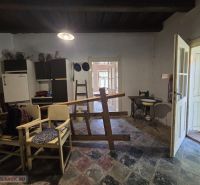 Das Innere eines Einfamilienhauses mit einfacher Einrichtung und ländlicher Atmosphäre.