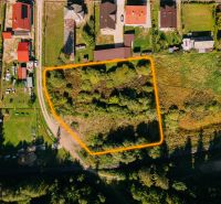 Luftaufnahme von Wohnbaugrundstücken in Čierny Balog in der Švermova-Straße.