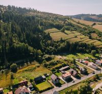 Luftaufnahme von Wohnbaugrundstücken in Čierny Balog, Švermova, mit umliegendem Wald.