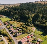 Luftaufnahme von Wohnbaugrundstücken in Čierny Balog in der Švermova-Straße, umgeben von Wäldern.