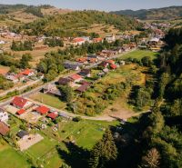 Luftaufnahme der Švermova-Straße in Čierny Balog mit Grundstücken zum Wohnen.