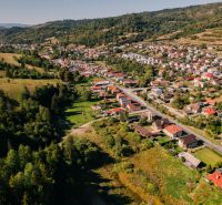 Luftaufnahme von Grundstücken - Wohnen in Čierny Balog in der Švermova-Straße.
