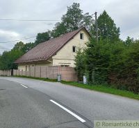 Ein Einfamilienhaus in Staškov mit einem Blechdach, umgeben von Bäumen und einem Zaun.
