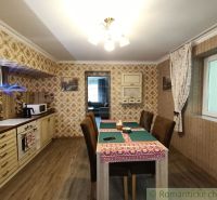 Innenraum eines Einfamilienhauses mit Holzboden, Esstisch und Tapeten.
