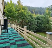 Die Terrasse des Einfamilienhauses in Staškov führt in einen gepflegten Garten mit üppiger Vegetation.