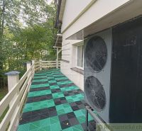 Das Einfamilienhaus in Staškov hat eine Terrasse mit bunten Fliesen und umliegenden Bäumen.