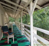 Die Veranda des Einfamilienhauses in Staškov mit einem farbigen Boden und Blick ins Grüne.