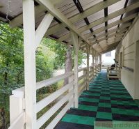 Die Veranda des Einfamilienhauses in Staškov mit Grün und Holzelementen.