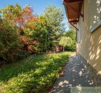 Einfamilienhaus in Bernolákovo mit Gehweg und Grünflächen im Garten auf einem sonnigen Grundstück.
