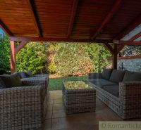 Überdachte Sitzgelegenheit mit Gartenmöbeln auf der Terrasse eines Einfamilienhauses in Bernolákovo.