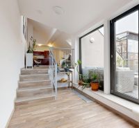 Treppe zur Terrasse mit Grünflächen, Boden mit Holzdekor, 4-Zimmer-Wohnung.