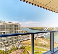 Ausblick aus einer 2-Zimmer-Wohnung in der Pribinova-Straße in Bratislava mit Brücke und Fluss.
