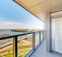 Der Balkon einer 2-Zimmer-Wohnung in der Pribinova-Straße in Bratislava mit Blick auf den Fluss und die Brücke.