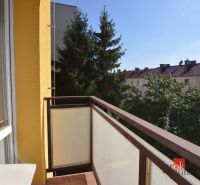 Balkon in einer 2-Zimmer-Wohnung in der Fraňa Kráľa Straße in Spišská Nová Ves mit Blick auf das Grün.