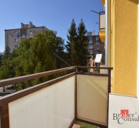 Balkon aus einer 2-Zimmer-Wohnung in der Fraňa Kráľa in Spišská Nová Ves mit Blick auf das Grün.