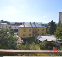 Blick aus einer 2-Zimmer-Wohnung in der Fraňa Kráľa-Straße in Spišská Nová Ves, umgeben von Grün.