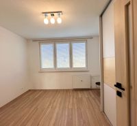 Ein geräumiges Zimmer mit einem Holzboden in einer 3-Zimmer-Wohnung.