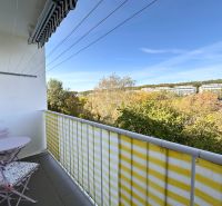 Balkon einer 3-Zimmer-Wohnung in Pokrok in Košice - Stadtteil Západ mit Außenmöbeln.
