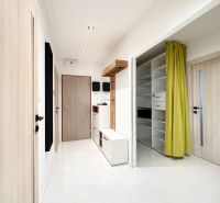 Der Flur mit weißem Boden und Regalspeicher in einer 3-Zimmer-Wohnung.