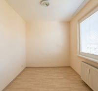 Ein Zimmer in einer 3-Zimmer-Wohnung mit Holzboden und einem großen Fenster.
