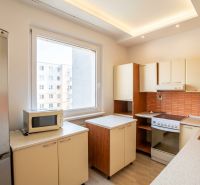 Küche in einer 3-Zimmer-Wohnung mit Holzboden und Geräten.