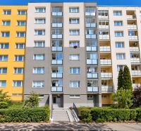Wohngebäude in der Bukurešťská-Straße, Košice - Stadtteil Sídlisko Ťahanovce mit Vorgarten.
