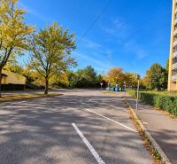 Herbststraße Bukareststraße im Stadtteil Ťahanovce mit Wohnhäusern und Bäumen in Košice.