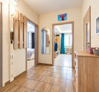 Eingangsflur in einer 3-Zimmer-Wohnung, helles Interieur mit Holzboden-Dekor.