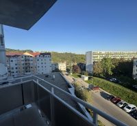 Blick vom Balkon eines Einzimmerapartments auf den Platz des hl. Franziskus in Bratislava - Karlova Ves.