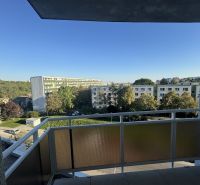 Blick vom Balkon auf Wohnhäuser und Grünflächen in Karlova Ves am Platz des hl. Franziskus.